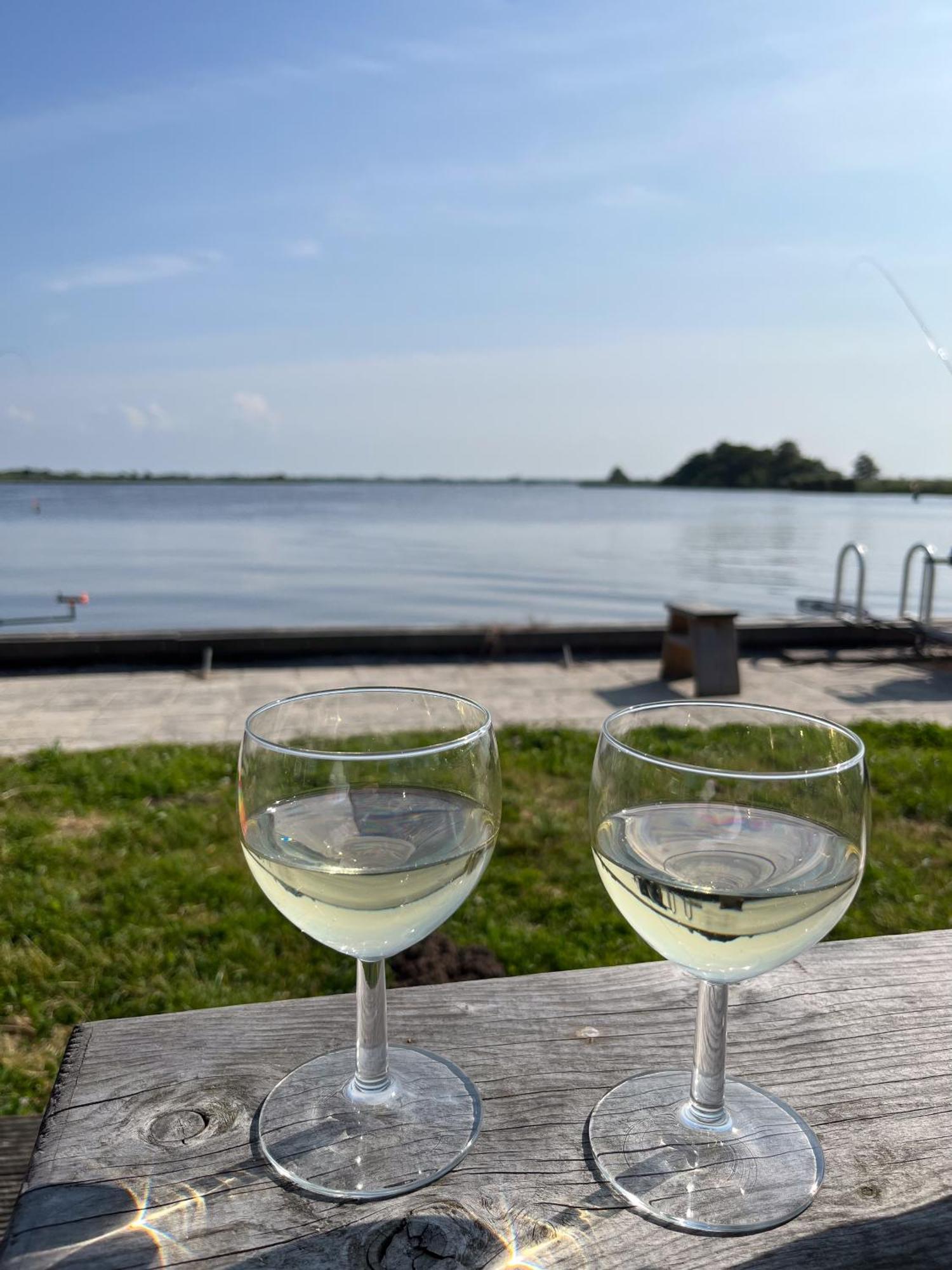 Luxe En Ruim Chalet Met Airco Bij Leekstermeer Matsloot Luaran gambar