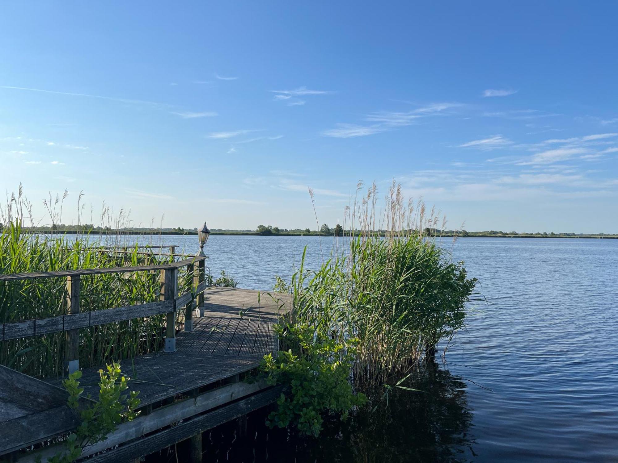 Luxe En Ruim Chalet Met Airco Bij Leekstermeer Matsloot Luaran gambar