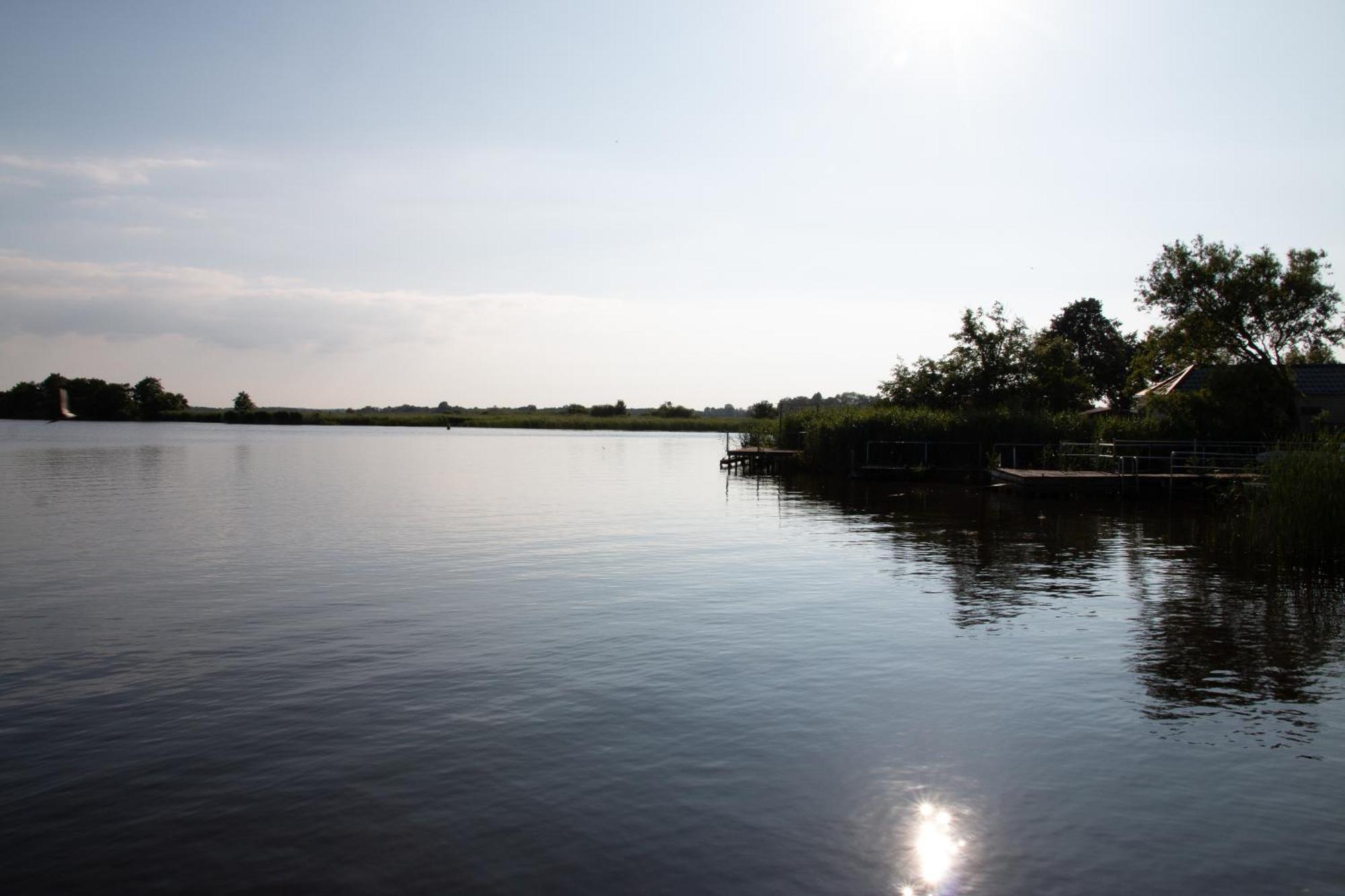 Luxe En Ruim Chalet Met Airco Bij Leekstermeer Matsloot Luaran gambar
