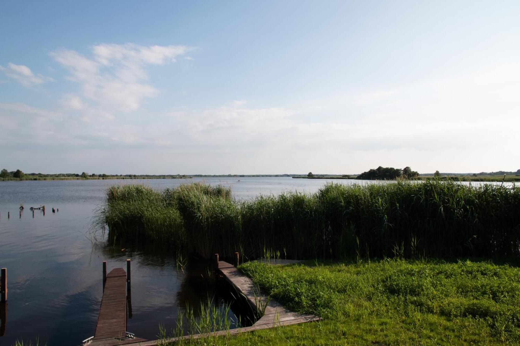 Luxe En Ruim Chalet Met Airco Bij Leekstermeer Matsloot Luaran gambar
