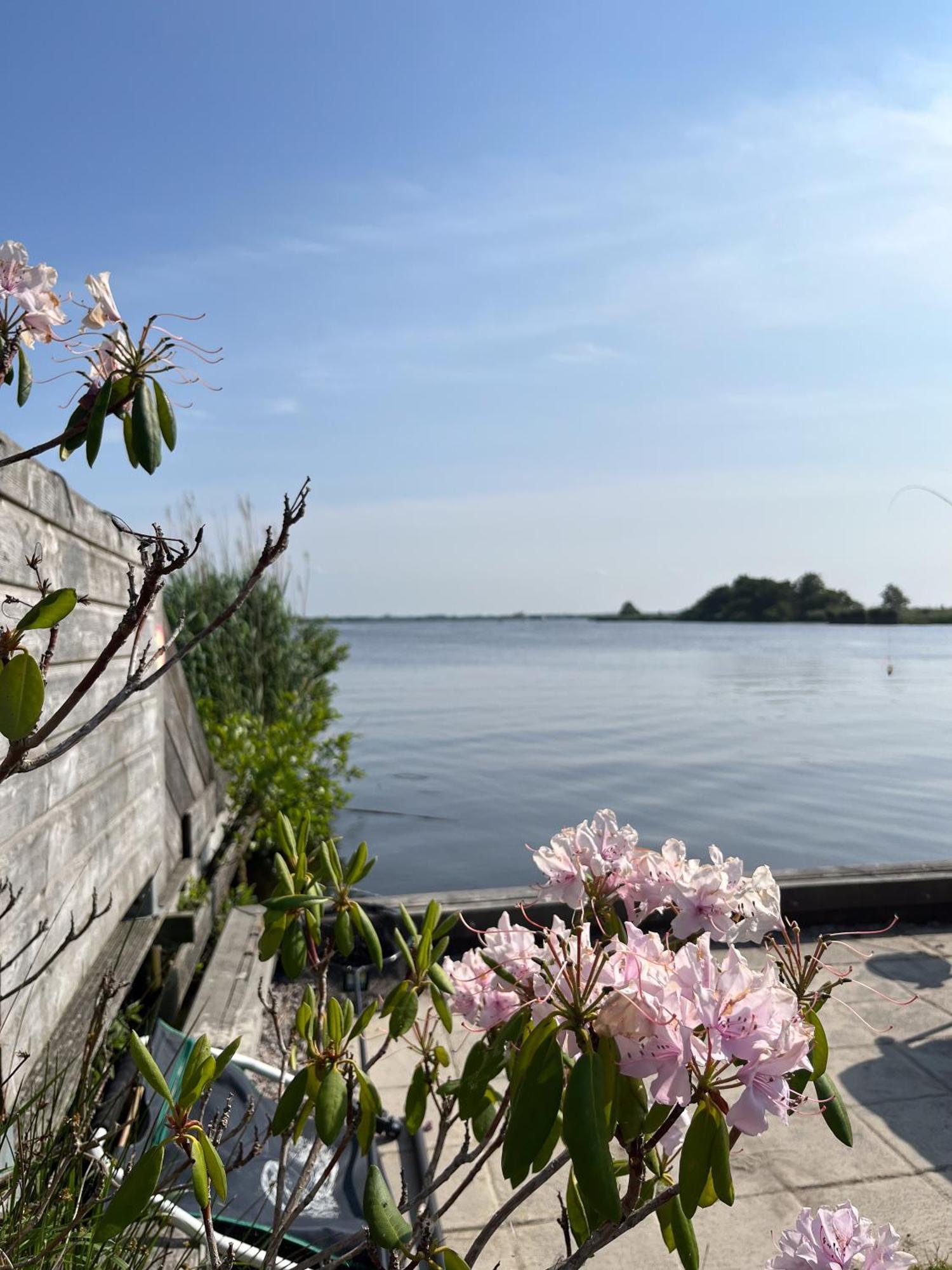 Luxe En Ruim Chalet Met Airco Bij Leekstermeer Matsloot Luaran gambar