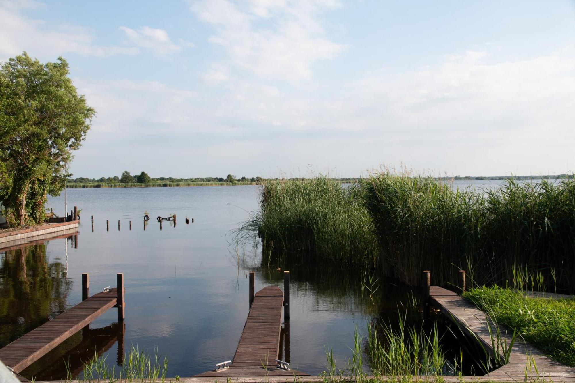 Luxe En Ruim Chalet Met Airco Bij Leekstermeer Matsloot Luaran gambar