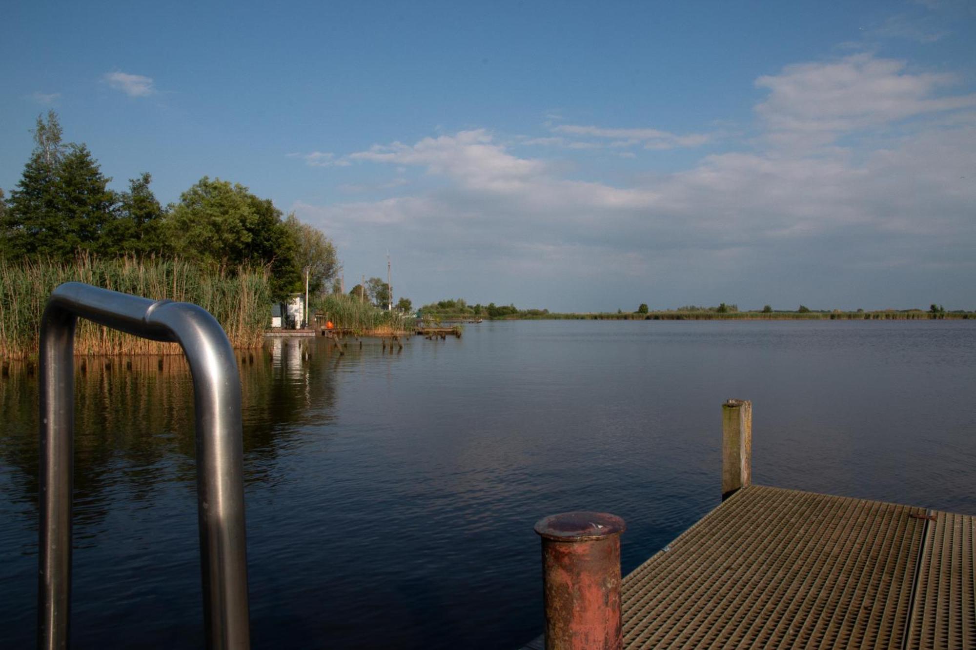 Luxe En Ruim Chalet Met Airco Bij Leekstermeer Matsloot Luaran gambar