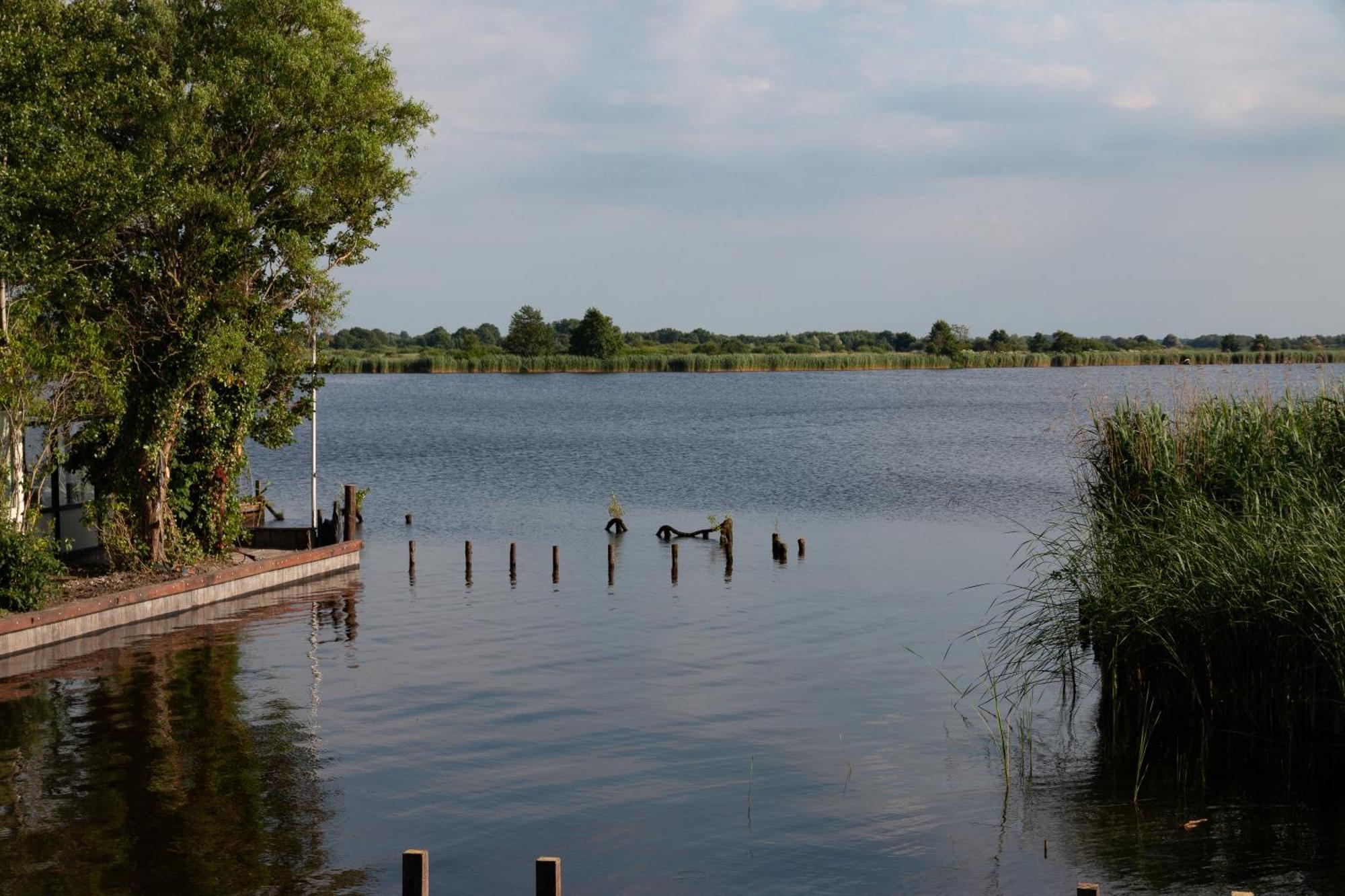 Luxe En Ruim Chalet Met Airco Bij Leekstermeer Matsloot Luaran gambar