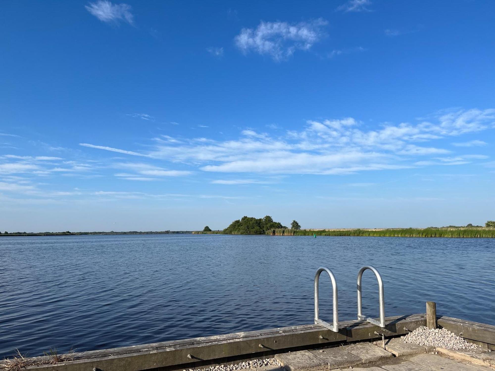 Luxe En Ruim Chalet Met Airco Bij Leekstermeer Matsloot Luaran gambar