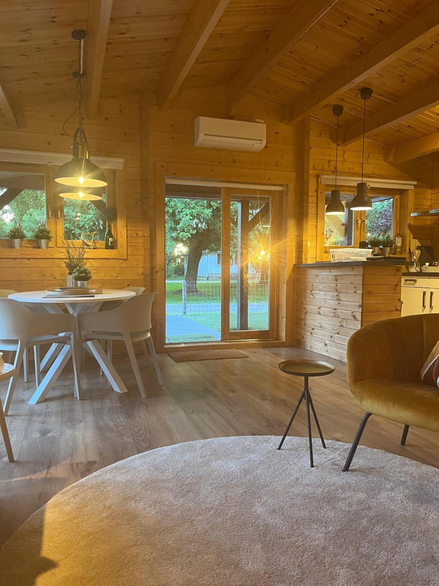 Luxe En Ruim Chalet Met Airco Bij Leekstermeer Matsloot Luaran gambar