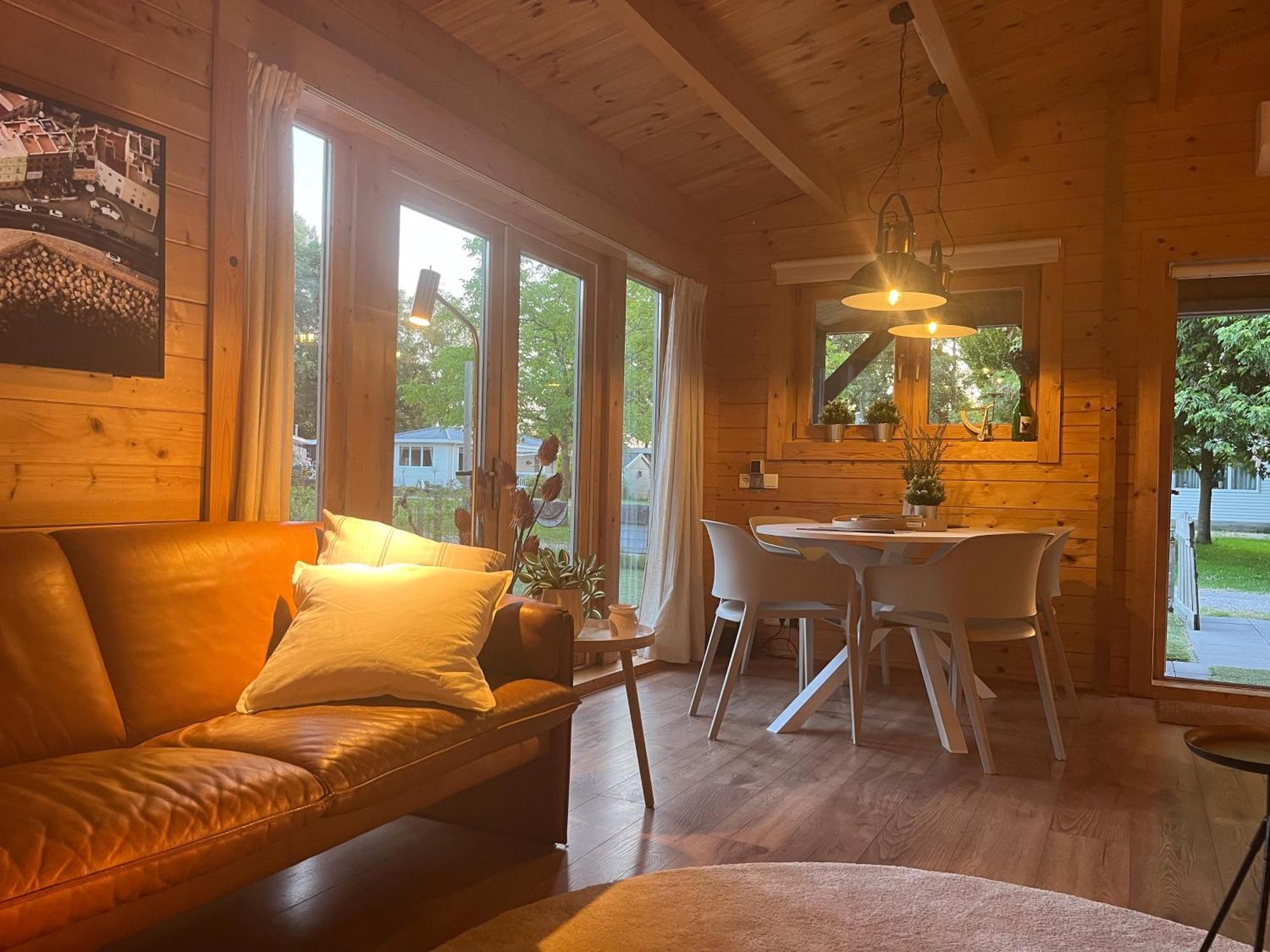 Luxe En Ruim Chalet Met Airco Bij Leekstermeer Matsloot Luaran gambar