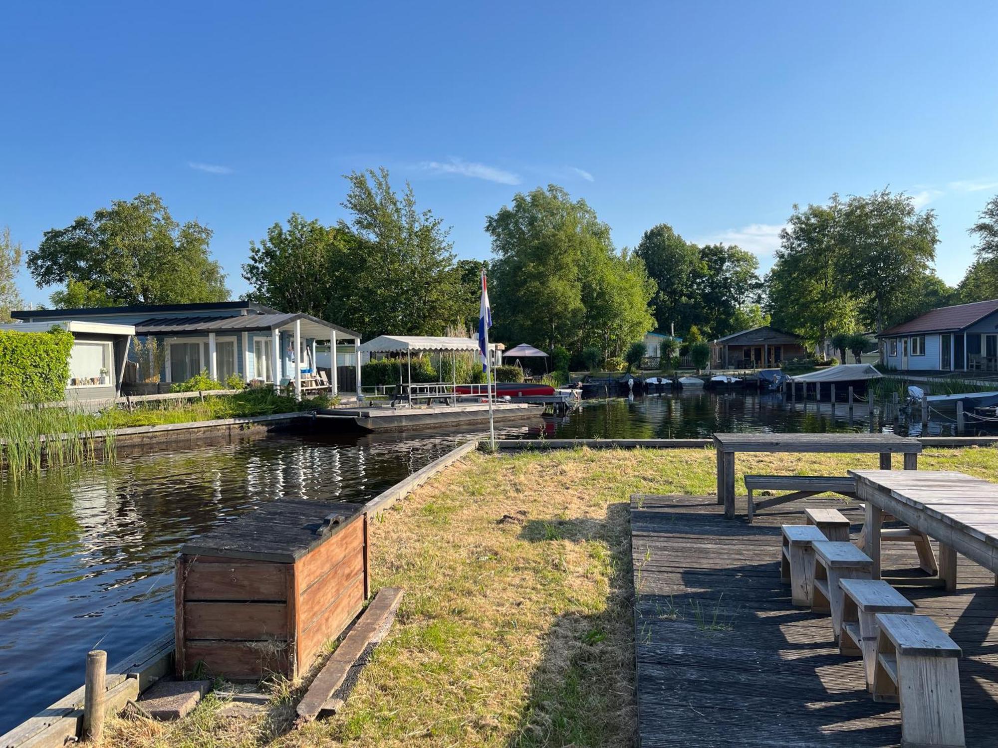 Luxe En Ruim Chalet Met Airco Bij Leekstermeer Matsloot Luaran gambar