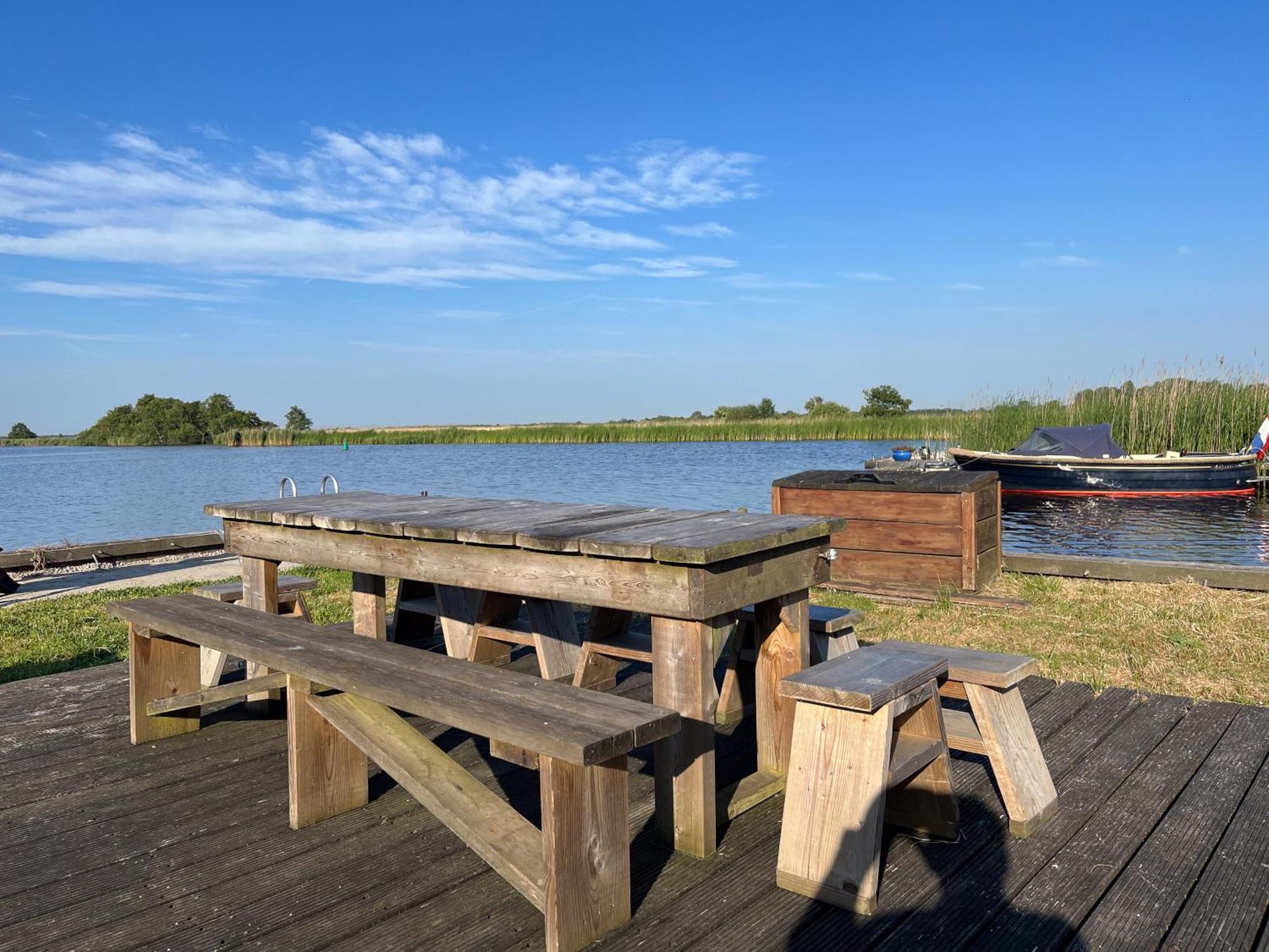 Luxe En Ruim Chalet Met Airco Bij Leekstermeer Matsloot Luaran gambar