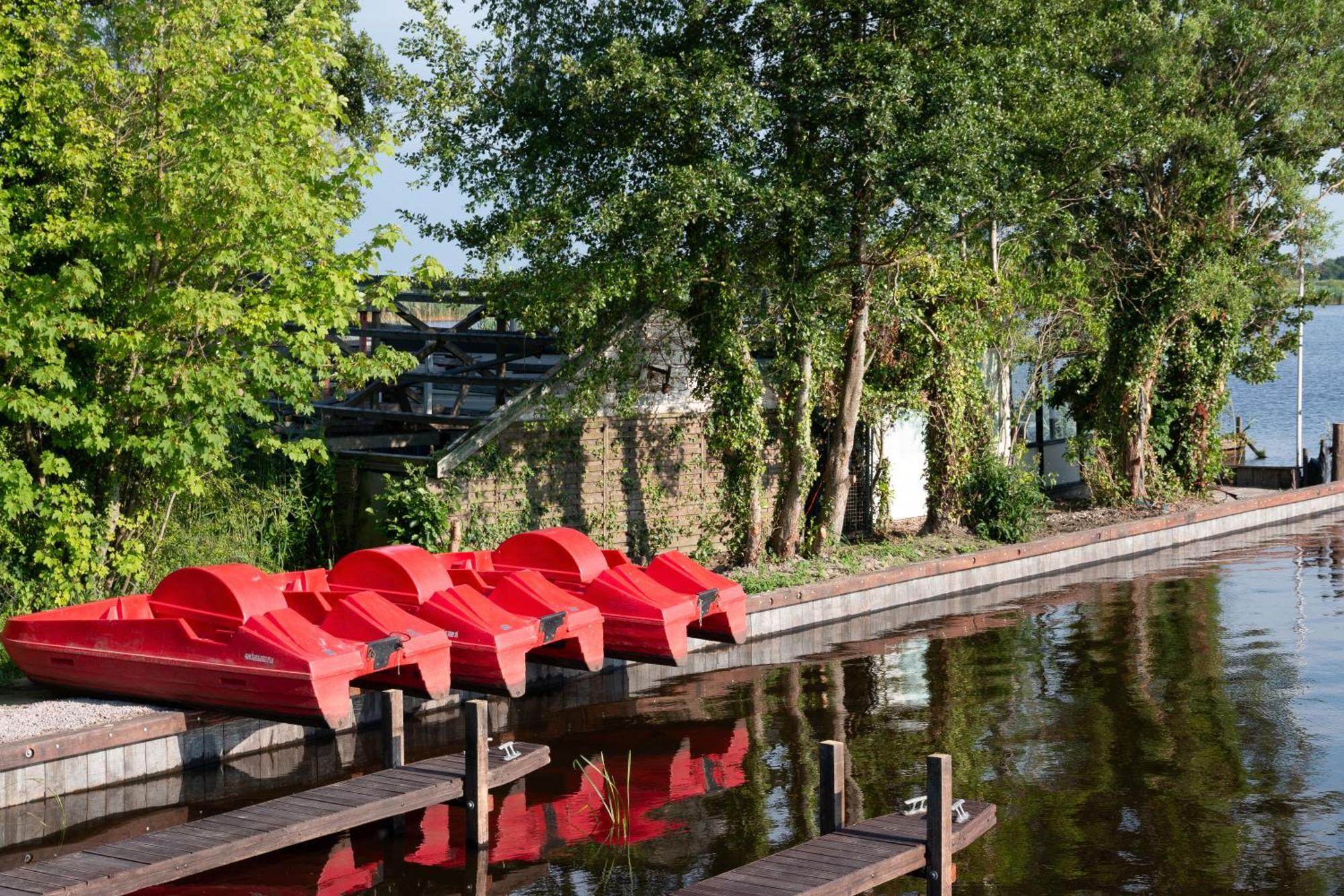 Luxe En Ruim Chalet Met Airco Bij Leekstermeer Matsloot Luaran gambar