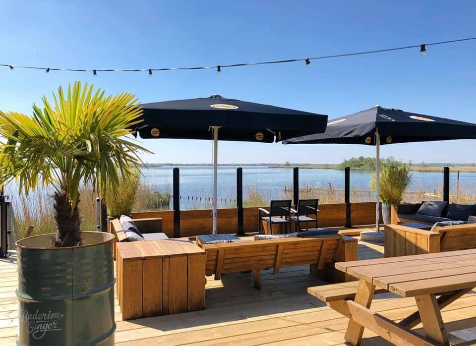 Luxe En Ruim Chalet Met Airco Bij Leekstermeer Matsloot Luaran gambar