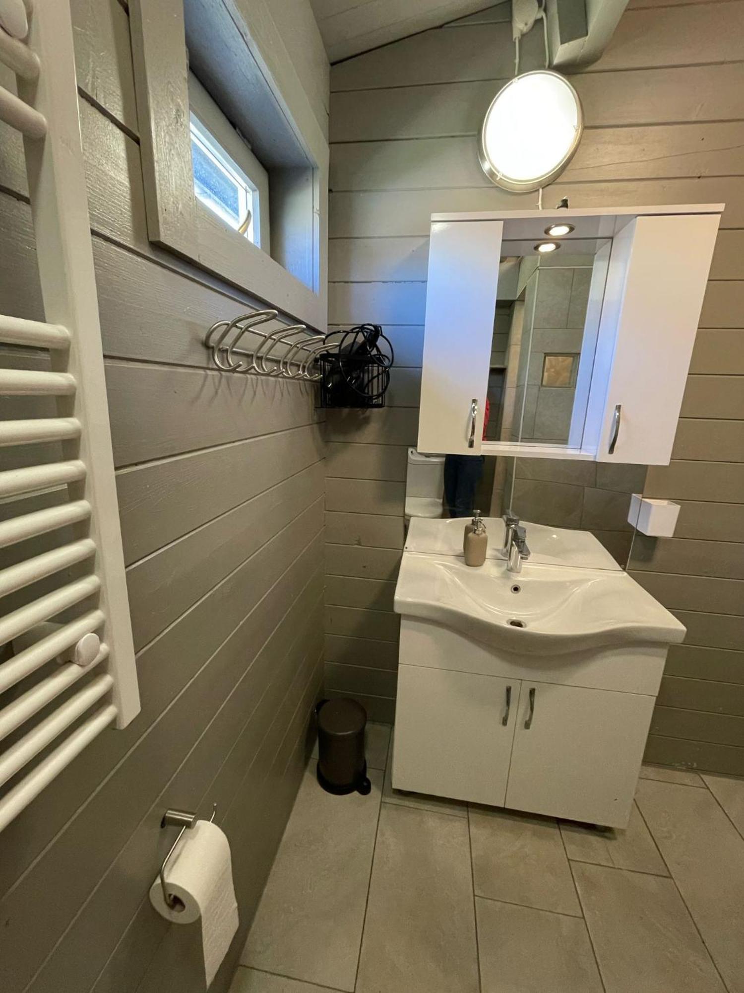 Luxe En Ruim Chalet Met Airco Bij Leekstermeer Matsloot Luaran gambar